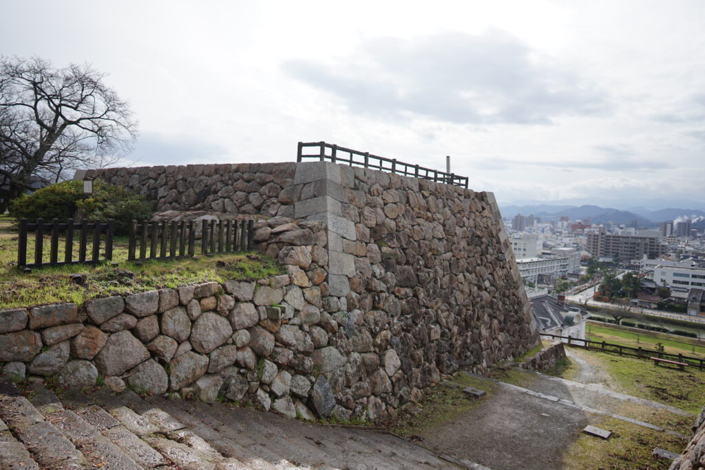 石垣と城下の写真