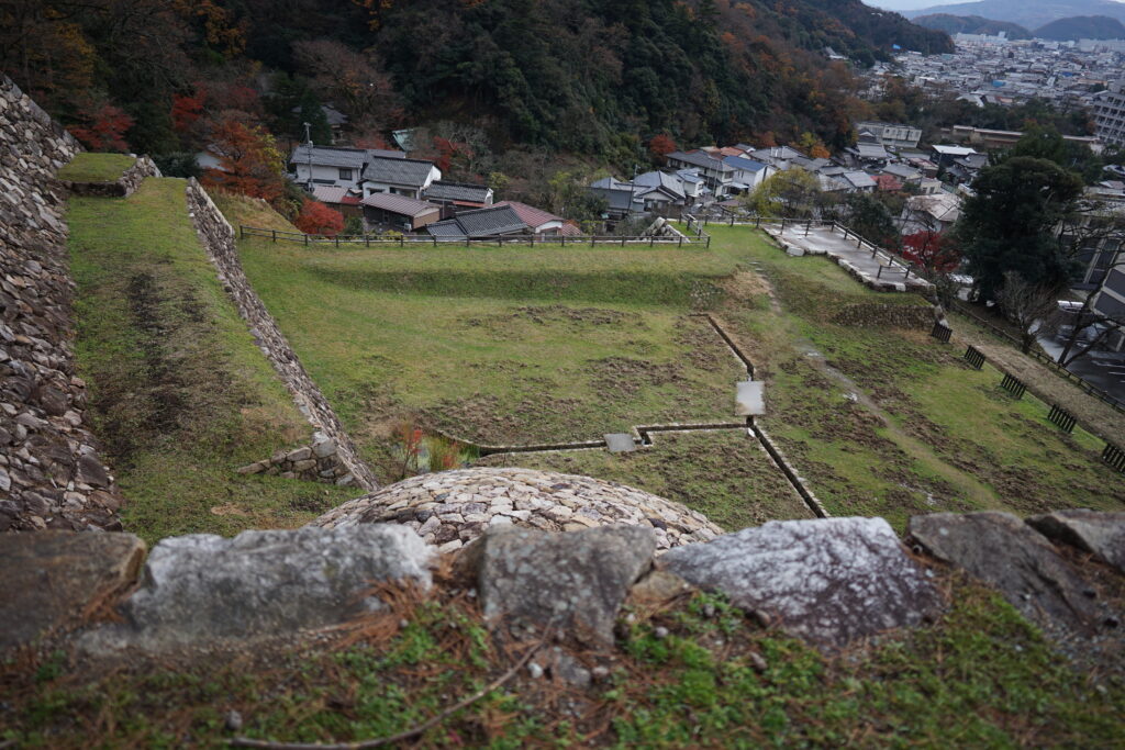 真上から見た丸い石垣の写真