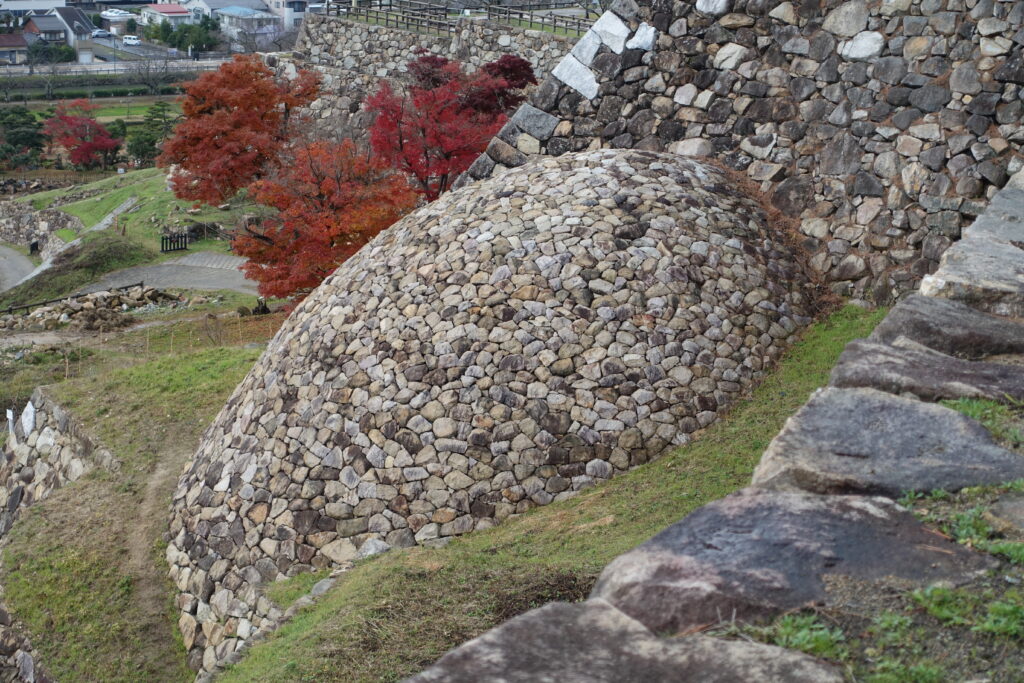 丸い石垣の写真